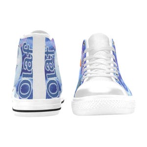 Puede incluir: Zapatillas altas blancas con dise&ntilde;o de acuarela azul y morado. La palabra "Olaf" est&aacute; impresa verticalmente en la parte trasera de cada zapato. Las zapatillas tienen cordones blancos y suela de goma blanca.
