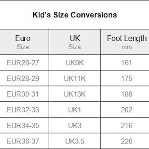 Puede incluir: Una tabla de "Conversiones de tallas de ni&ntilde;os" muestra conversiones de tallas de zapatos. Incluye tallas de EE. UU., Euro y Reino Unido, con la longitud del pie en mm y pulgadas. Las tallas van desde US9K (160mm) hasta US5Y (226mm).