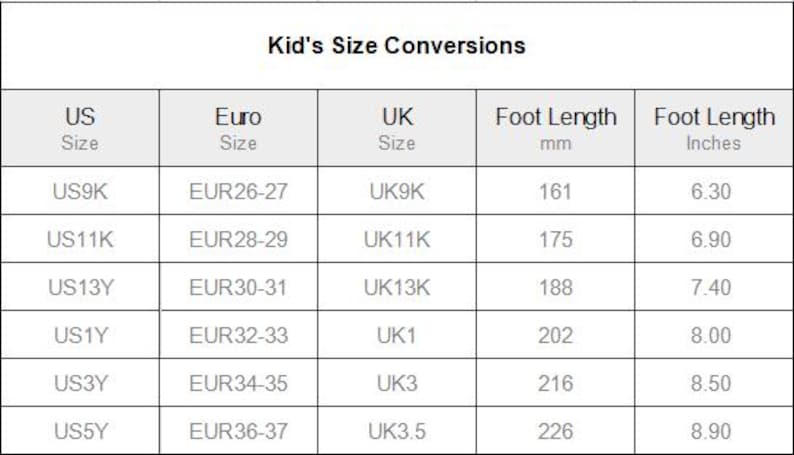 Puede incluir: Una tabla de "Conversiones de tallas de ni&ntilde;os" muestra conversiones de tallas de zapatos. Incluye tallas de EE. UU., Euro y Reino Unido, con la longitud del pie en mm y pulgadas. Las tallas van desde US9K (160mm) hasta US5Y (226mm).