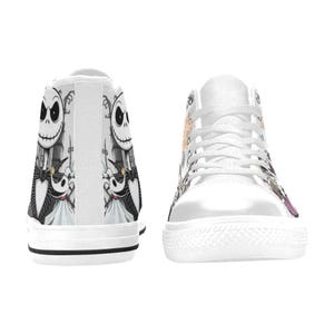 Puede incluir: Una taza de cer&aacute;mica blanca con un asa negra y el texto "But First, Coffee" en negrita negra. La taza se encuentra sobre un fondo borroso, resaltando su dise&ntilde;o limpio.