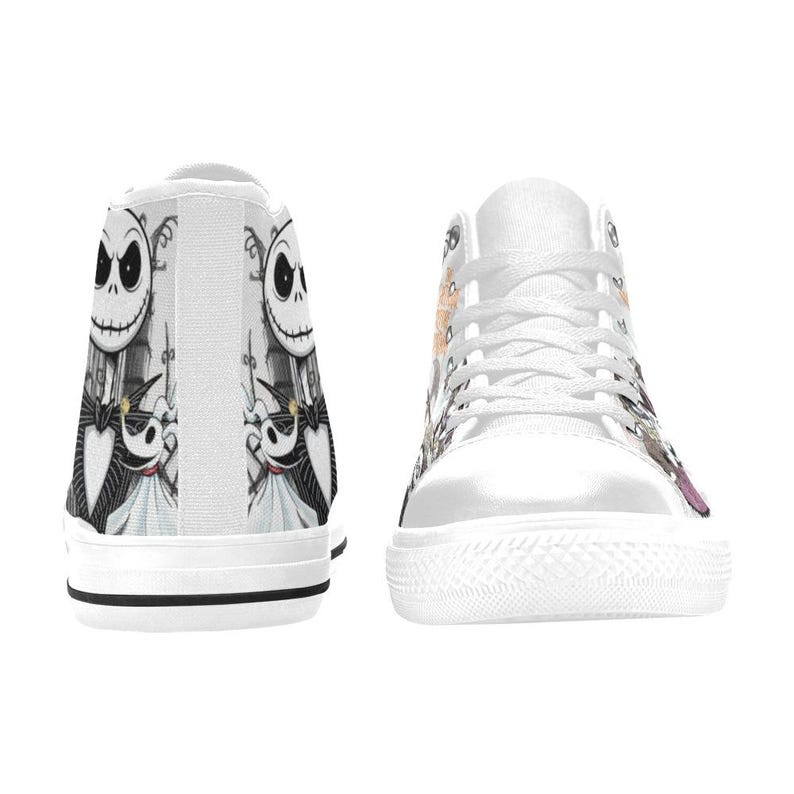 Puede incluir: Una taza de cer&aacute;mica blanca con un asa negra y el texto "But First, Coffee" en negrita negra. La taza se encuentra sobre un fondo borroso, resaltando su dise&ntilde;o limpio.