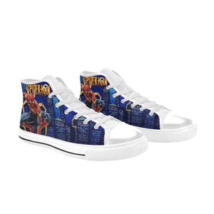 Op de afbeelding: Witte hoge sneakers met een Spider-Man-ontwerp. De sneakers hebben een blauwe stadsgezichtachtergrond met het Spider-Man-logo en karakterkunst. De schoenen hebben witte veters en zolen.