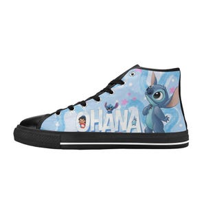 Puede incluir: Zapatillas altas de lona con un fondo azul claro y un dise&ntilde;o de personaje de dibujos animados. Las zapatillas tienen cordones negros, una puntera negra y una suela negra. La palabra "OHANA" est&aacute; impresa en el lateral.