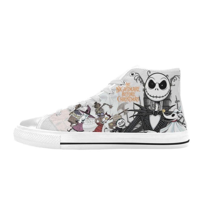 Puede incluir: Zapatillas altas blancas con un dise&ntilde;o gr&aacute;fico colorido de "Pesadilla antes de Navidad". El dise&ntilde;o incluye personajes como Jack Skellington, Sally y otros. Las zapatillas tienen cordones blancos y una suela de goma blanca.