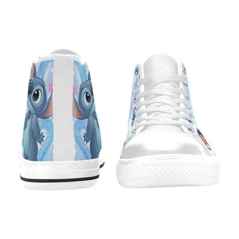 Puede incluir: Zapatillas altas blancas con un dise&ntilde;o de personaje de dibujos animados azul. Las zapatillas tienen una suela y cordones de goma blancos. El personaje est&aacute; representado en los laterales y en la parte trasera de los zapatos, sobre un fondo azul y blanco.