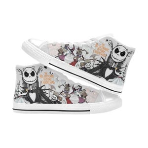 Puede incluir: Zapatillas altas blancas con un estampado colorido de personajes de "Pesadilla antes de Navidad". El dise&ntilde;o incluye a Jack Skellington, otros personajes y el t&iacute;tulo de la pel&iacute;cula. Los zapatos tienen cordones y suelas blancas.