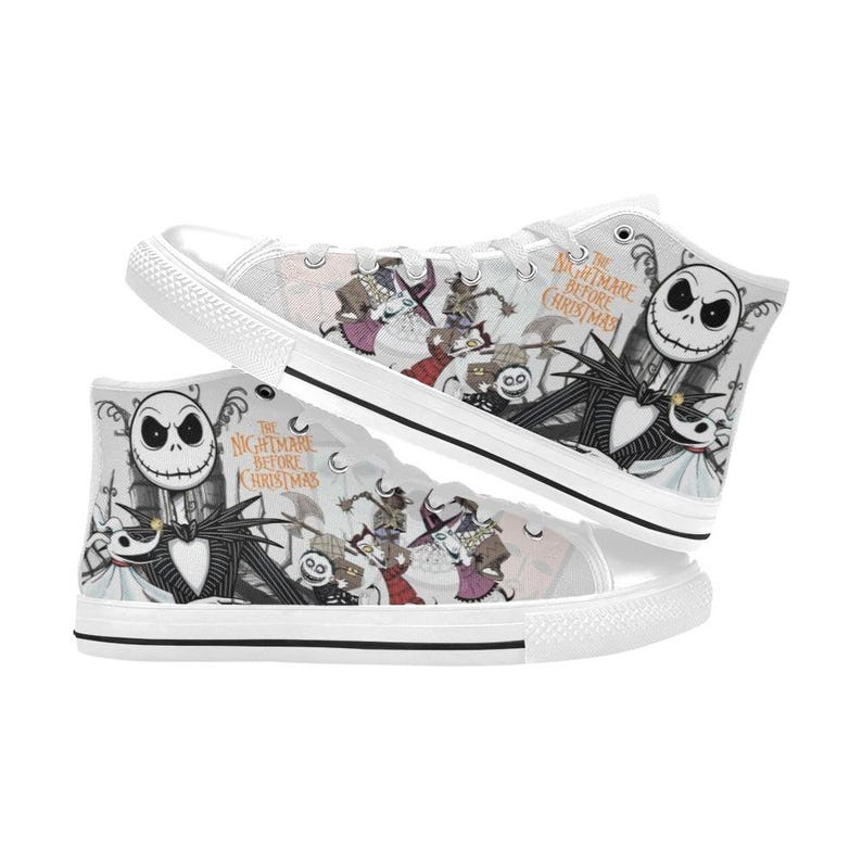 Puede incluir: Zapatillas altas blancas con un estampado colorido de personajes de "Pesadilla antes de Navidad". El dise&ntilde;o incluye a Jack Skellington, otros personajes y el t&iacute;tulo de la pel&iacute;cula. Los zapatos tienen cordones y suelas blancas.