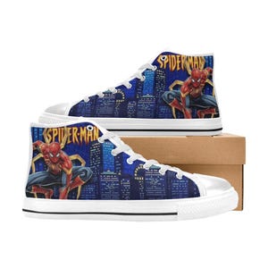 Op de afbeelding: Hoge canvas sneakers met een Spider-Man ontwerp. De schoenen hebben een witte rubberen zool en neus, met een blauwe stadsgezicht achtergrond. De Spider-Man afbeelding is in rood, blauw en geel, met de tekst "SPIDER-MAN" aan de zijkant.