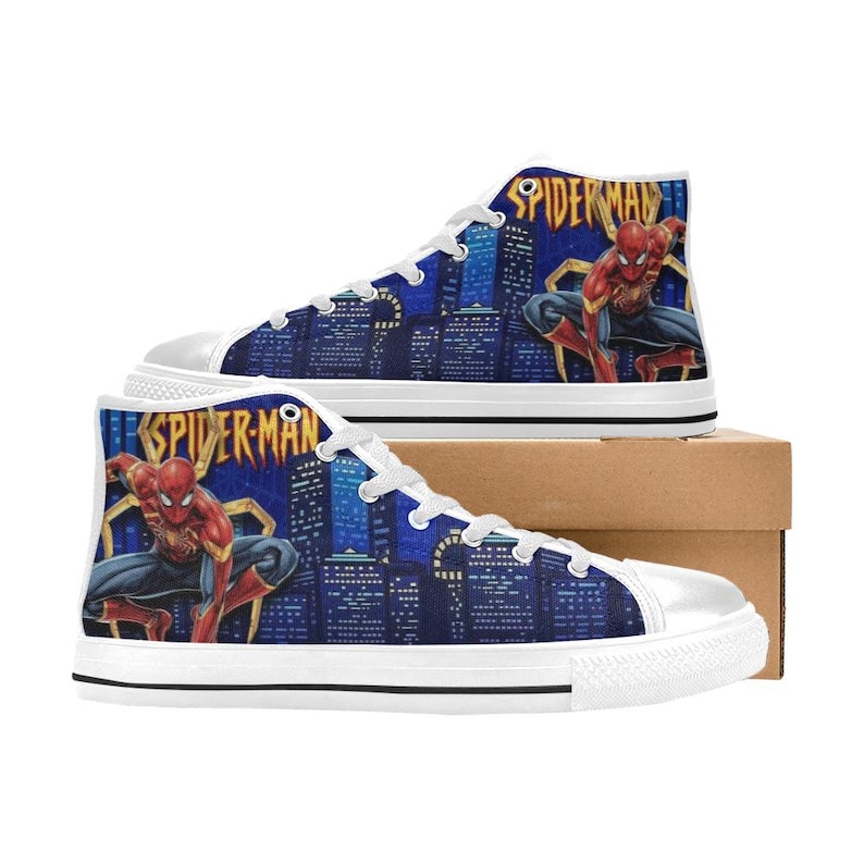 Op de afbeelding: Hoge canvas sneakers met een Spider-Man ontwerp. De schoenen hebben een witte rubberen zool en neus, met een blauwe stadsgezicht achtergrond. De Spider-Man afbeelding is in rood, blauw en geel, met de tekst "SPIDER-MAN" aan de zijkant.