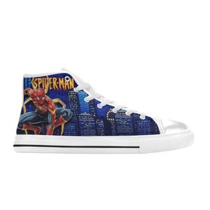 Op de afbeelding: Hoge canvas sneakers met een Spider-Man ontwerp. De schoenen hebben een witte rubberen zool en neus, met een blauwe en zwarte stadsgezicht achtergrond. Het Spider-Man logo is zichtbaar aan de zijkant.
