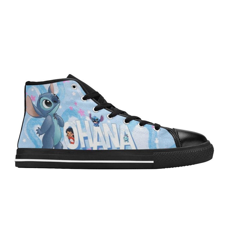 Puede incluir: Zapatilla alta de lona con un dise&ntilde;o azul y blanco con la palabra "OHANA" y personajes de dibujos animados. La zapatilla tiene puntera negra, cordones negros y suela negra.