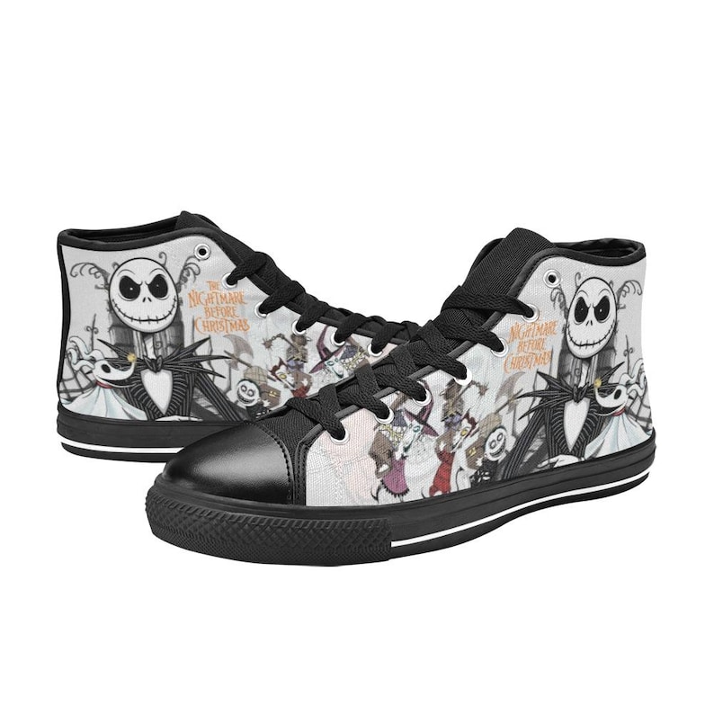 Puede incluir: Una taza de cer&aacute;mica blanca con un asa negra y el texto "But First, Coffee" en un estilo manuscrito. La taza est&aacute; sobre una superficie blanca. La taza mide 10 cm de alto.