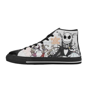 Puede incluir: Zapatillas altas de lona con puntera y suela negras. El panel lateral muestra una ilustraci&oacute;n en blanco y negro de Jack Skellington y otros personajes de "Pesadilla antes de Navidad". El texto "The Nightmare Before Christmas" tambi&eacute;n es visible.