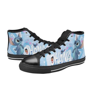 Puede incluir: Zapatillas altas de lona con un dise&ntilde;o azul y blanco con el personaje Stitch. Las zapatillas tienen cordones negros, una puntera negra y la palabra "OHANA" impresa en el lateral. El fondo tiene un patr&oacute;n azul claro.