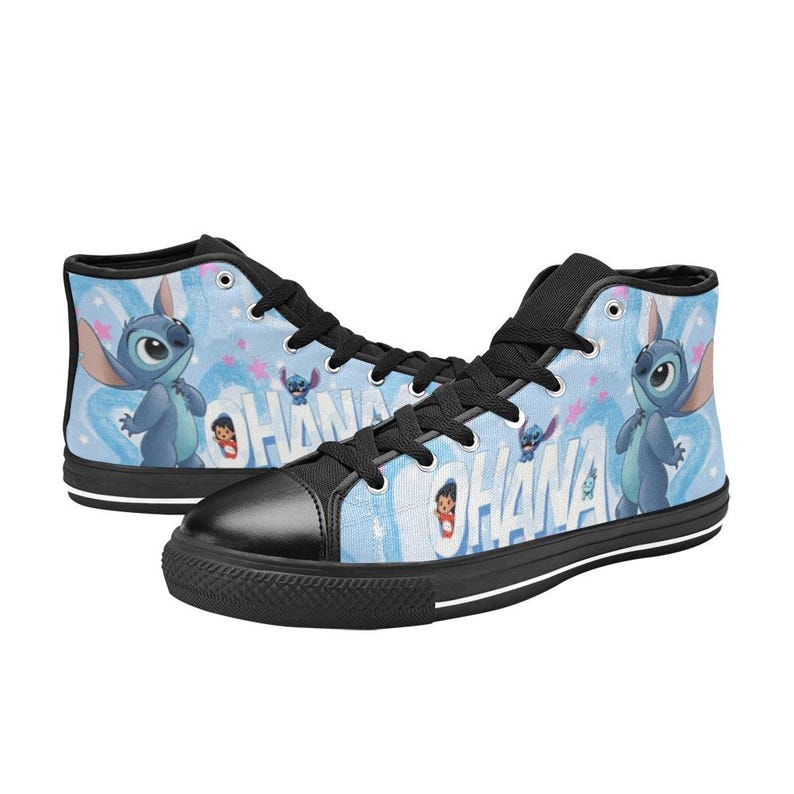 Puede incluir: Zapatillas altas de lona con un dise&ntilde;o azul y blanco con el personaje Stitch. Las zapatillas tienen cordones negros, una puntera negra y la palabra "OHANA" impresa en el lateral. El fondo tiene un patr&oacute;n azul claro.