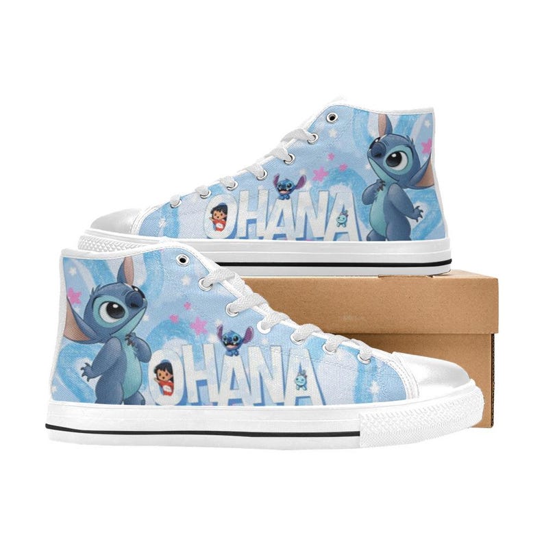 Puede incluir: Zapatillas altas de lona con un fondo azul claro con un estampado repetido de Stitch de Lilo & Stitch. La palabra "OHANA" est&aacute; impresa en el lateral. Los zapatos tienen cordones, suelas y punteras blancas.