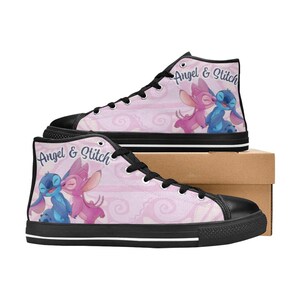 Puede incluir: Zapatillas altas de lona con un fondo rosa que presenta una imagen de dibujos animados de Angel y Stitch. Los zapatos tienen suelas, cordones y punteras negras. Las palabras "Angel & Stitch" est&aacute;n impresas en el lateral.