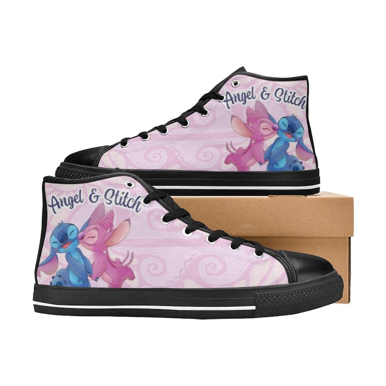 Puede incluir: Zapatillas altas de lona con un fondo rosa que presenta una imagen de dibujos animados de Angel y Stitch. Los zapatos tienen suelas, cordones y punteras negras. Las palabras "Angel & Stitch" est&aacute;n impresas en el lateral.