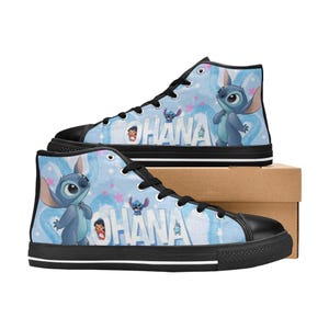 Puede incluir: Un par de zapatillas altas de lona con un dise&ntilde;o azul y blanco con el personaje Stitch de Lilo & Stitch. La palabra "OHANA" est&aacute; impresa en el lateral. Los zapatos tienen suelas y cordones negros.