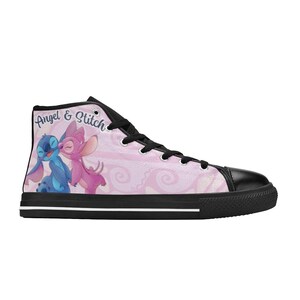 Puede incluir: Zapatilla alta de lona con un dise&ntilde;o rosa y blanco con los personajes Angel y Stitch. La zapatilla tiene puntera, cordones y suela negros, con las palabras "Angel & Stitch" impresas en el lateral.