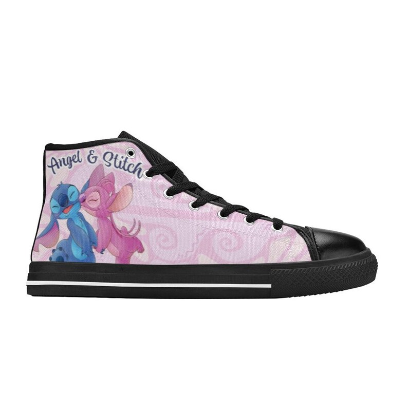 Puede incluir: Zapatilla alta de lona con un dise&ntilde;o rosa y blanco con los personajes Angel y Stitch. La zapatilla tiene puntera, cordones y suela negros, con las palabras "Angel & Stitch" impresas en el lateral.