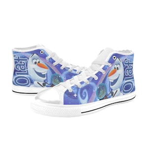 Puede incluir: Zapatillas altas de lona con una imagen de dibujos animados de Olaf de Frozen. Las zapatillas tienen una puntera blanca, cordones blancos y un fondo azul con la palabra "Olaf" en el lateral. Para uso casual.