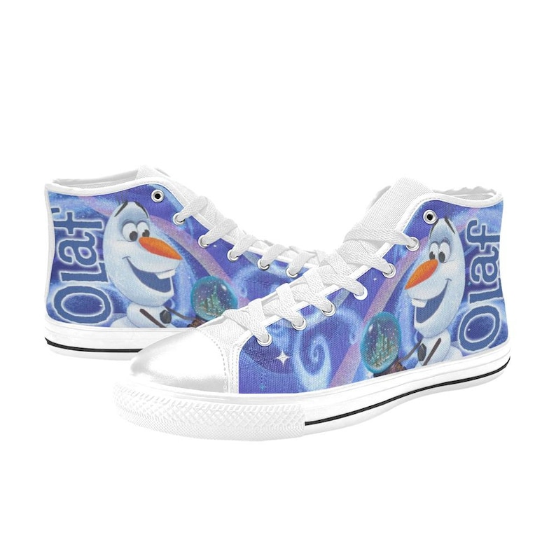 Puede incluir: Zapatillas altas de lona con una imagen de dibujos animados de Olaf de Frozen. Las zapatillas tienen una puntera blanca, cordones blancos y un fondo azul con la palabra "Olaf" en el lateral. Para uso casual.