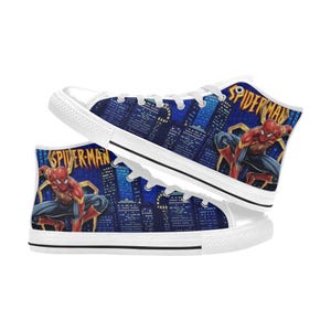 Op de afbeelding: Hoge canvas sneakers met een Spider-Man ontwerp. De schoenen hebben een witte rubberen zool en veters. De zijkanten van de schoenen tonen een stadsgezicht met Spider-Man in actie en de woorden "Spider-Man" in goud.