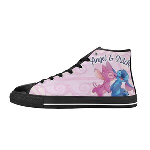 Puede incluir: Zapatilla alta de lona con puntera y suela negras. La zapatilla tiene un fondo rosa con un dise&ntilde;o de remolino y un gr&aacute;fico de Angel y Stitch bes&aacute;ndose. Las palabras "Angel & Stitch" est&aacute;n impresas en el lateral.