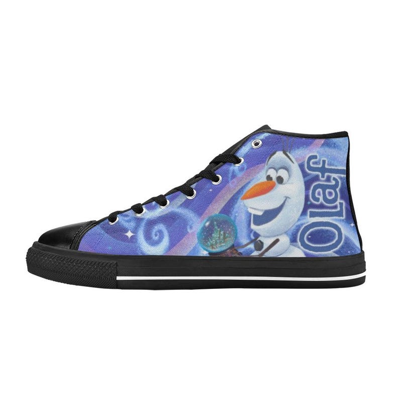 Puede incluir: Zapatillas altas de lona con una imagen de dibujos animados de Olaf de Frozen. Los zapatos tienen una puntera negra, cordones negros y una suela negra con una raya blanca. El fondo es un dise&ntilde;o de remolino azul y morado con el nombre "Olaf" en azul.