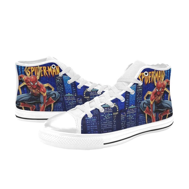 Op de afbeelding: Witte hoge sneakers met een Spiderman-ontwerp. De schoenen hebben een blauwe achtergrond met een stadsgezicht en het Spiderman-logo. De veters en zolen zijn wit.