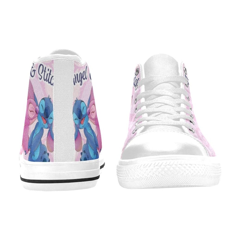Puede incluir: Zapatillas altas blancas con una ilustraci&oacute;n de dibujos animados de Stitch y Angel. El dise&ntilde;o incluye el texto "Stitch & Angel" en la parte posterior del zapato. Los zapatos tienen cordones y suelas blancas.