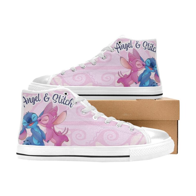 Puede incluir: Zapatillas altas de lona con un fondo rosa estampado y las palabras "Angel & Stitch". Las zapatillas presentan un dise&ntilde;o de personajes de dibujos animados azules y rosas. Tienen suelas y cordones blancos.