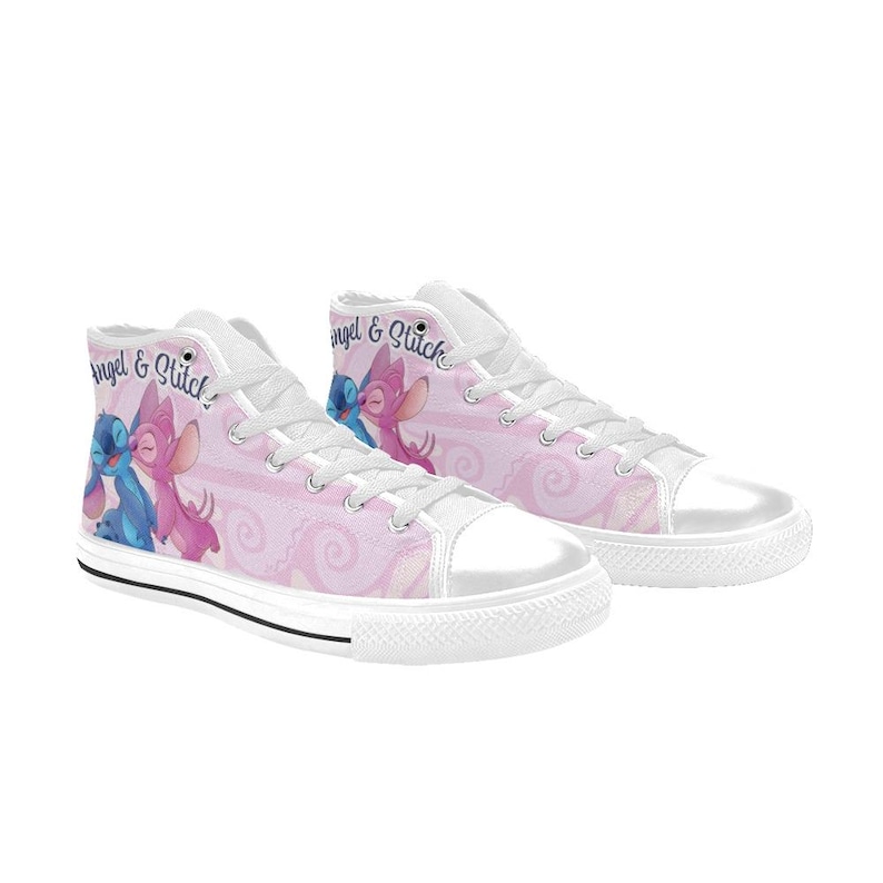 Puede incluir: Un par de zapatillas altas de lona con un dise&ntilde;o rosa y blanco con los personajes Stitch y Angel. Las zapatillas tienen cordones blancos, suela blanca y la inscripci&oacute;n "Angel & Stitch" en el lateral.