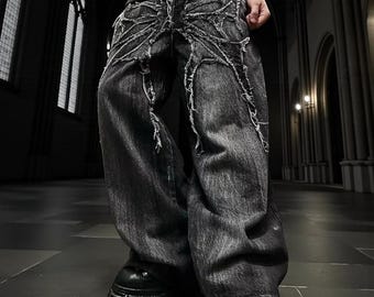 Calça jeans folgada com estampa de teia de aranha, pernas largas, estilo gótico Y2K, modelagem ampla, streetwear.