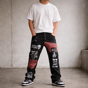 Röda rutiga lapptäcke punkjeans, dödskalle-nitade denimbyxor