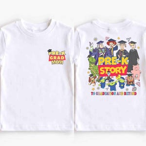 K&ouml;nnte beinhalten: Wei&szlig;es T-Shirt mit einem farbenfrohen Aufdruck von Zeichentrickfiguren. Auf der Vorderseite steht "PRE-K GRAD MOM". Auf der R&uuml;ckseite steht "PRE-K STORY TO GRADUATION AND BEYOND". Ein lustiges, farbenfrohes Design f&uuml;r Kinder.