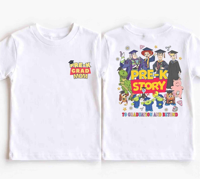 K&ouml;nnte beinhalten: Wei&szlig;es T-Shirt mit einem farbenfrohen Aufdruck von Zeichentrickfiguren. Auf der Vorderseite steht "PRE-K GRAD MOM". Auf der R&uuml;ckseite steht "PRE-K STORY TO GRADUATION AND BEYOND". Ein lustiges, farbenfrohes Design f&uuml;r Kinder.