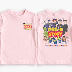 K&ouml;nnte beinhalten: Hellrosa Kinder-T-Shirt mit farbenfroher Grafik von Toy Story-Charakteren. Auf der Vorderseite des Shirts steht "PRE-K GRAD NAME". Auf der R&uuml;ckseite des Shirts steht "PRE-K STORY TO GRADUATION AND BEYOND".