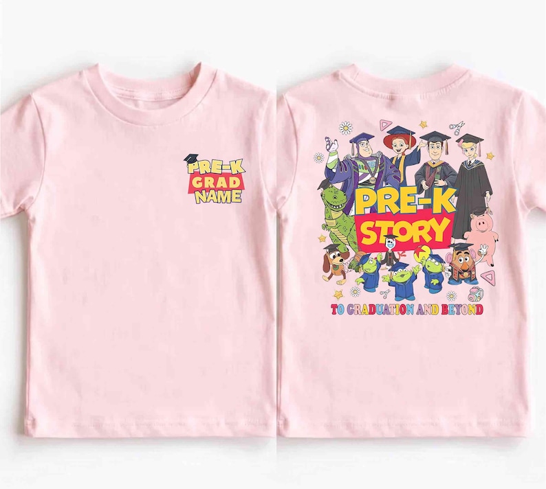 K&ouml;nnte beinhalten: Hellrosa Kinder-T-Shirt mit farbenfroher Grafik von Toy Story-Charakteren. Auf der Vorderseite des Shirts steht "PRE-K GRAD NAME". Auf der R&uuml;ckseite des Shirts steht "PRE-K STORY TO GRADUATION AND BEYOND".
