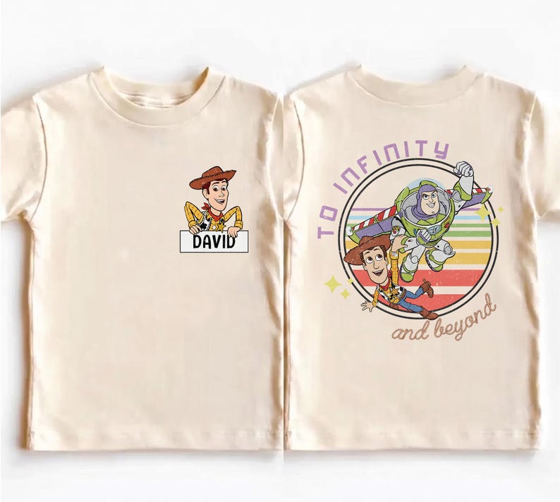 Peut inclure: T-shirt cr&egrave;me avec une image de dessin anim&eacute; de Woody de Toy Story tenant une pancarte avec le nom "DAVID". Le dos du t-shirt pr&eacute;sente un graphisme circulaire avec Buzz l'&Eacute;clair, Woody et le texte "TO INFINITY and beyond".