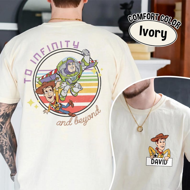Peut inclure: T-shirt ivoire avec un motif color&eacute; de Woody et Buzz l'&Eacute;clair de Toy Story, avec le texte "TO INFINITY and beyond". Une petite image sur le devant montre Woody avec le nom "DAVID" en dessous.
