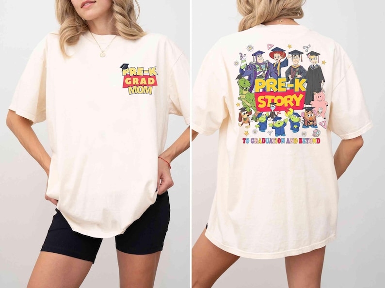 K&ouml;nnte beinhalten: Cremefarbenes T-Shirt mit dem Text "PRE-K GRAD MOM" auf der Vorderseite und einer bunten Grafik auf der R&uuml;ckseite mit Zeichentrickfiguren und den Worten "PRE-K STORY TO GRADUATION AND BEYOND".