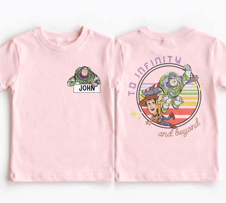Peut inclure: T-shirt rose clair avec Buzz l'&Eacute;clair tenant une pancarte "JOHN". Au dos, un motif circulaire avec Buzz l'&Eacute;clair, Woody et l'inscription "TO INFINITY and beyond".