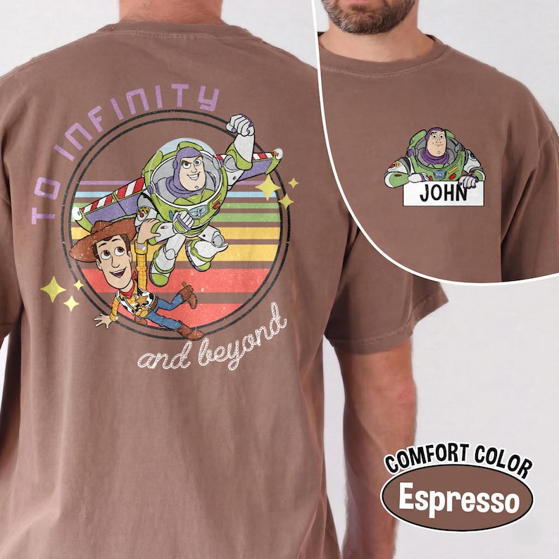 Peut inclure: T-shirt couleur expresso avec un motif de Buzz l'&Eacute;clair et Woody de Toy Story, avec le texte "To Infinity and Beyond". Une petite image de Buzz l'&Eacute;clair avec le nom "JOHN" est sur le devant. Le t-shirt est &eacute;tiquet&eacute; "COMFORT COLOR".