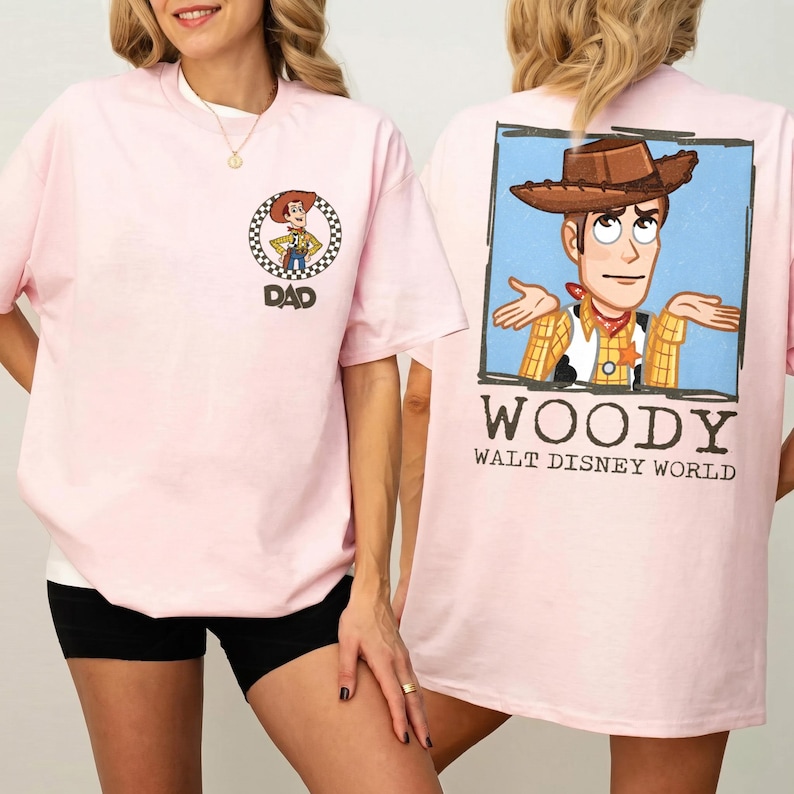 Puede incluir: Camiseta rosa claro con un dise&ntilde;o de Woody de Toy Story. La parte delantera presenta un gr&aacute;fico circular con la palabra "DAD" y un personaje de Woody. La parte trasera muestra un gr&aacute;fico m&aacute;s grande de Woody con el texto "WOODY WALT DISNEY WORLD".