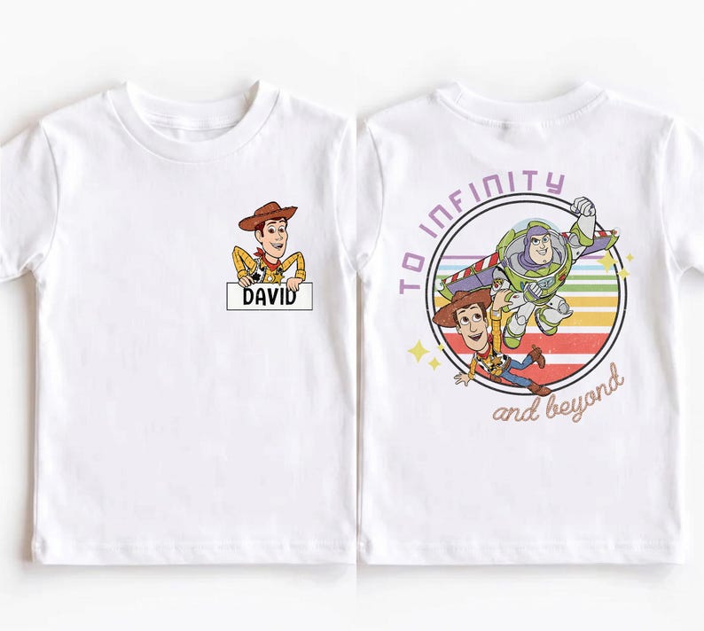 Peut inclure: T-shirt blanc avec une image de dessin anim&eacute; de Woody de Toy Story, avec le nom "DAVID" sur un panneau. Le dos du t-shirt pr&eacute;sente un motif circulaire avec Buzz Lightyear, Woody et le texte "TO INFINITY and beyond".