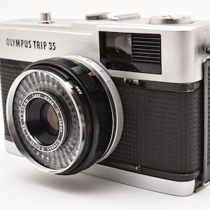 Op de afbeelding: Een set van drie keramische mokken met een gespikkelde, matte afwerking. Elke mok heeft een andere kleur: lichtblauw, crème en grijs. De mokken hebben een eenvoudig, modern ontwerp met een afgeronde vorm en een oor.