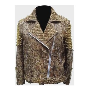 Może przedstawiać: Brązowa i złota kurtka z wzorem skóry węża ze złotymi ćwiekami na ramionach, kołnierzu i pasku. Kurtka ma zapięcie na zamek błyskawiczny i pasek z klamrą. Ogólny styl jest odważny i modny.