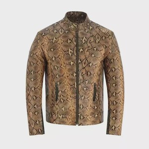 以下が含まれることがあります： 茶色とタン色のヘビ柄のジャケット。スタンドカラーとフルレングスのジッパーが付いています。 ジャケットにはジッパー付きポケットが2つと袖口にジッパーが付いています。 ジャケットは中程度の重さで、革製のように見えます。